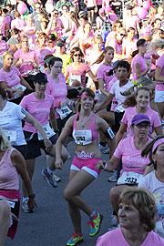 Aufwärmübungen vor dem Start für alle Teilnehmerinnen (©Foto: Martin Schmitz)